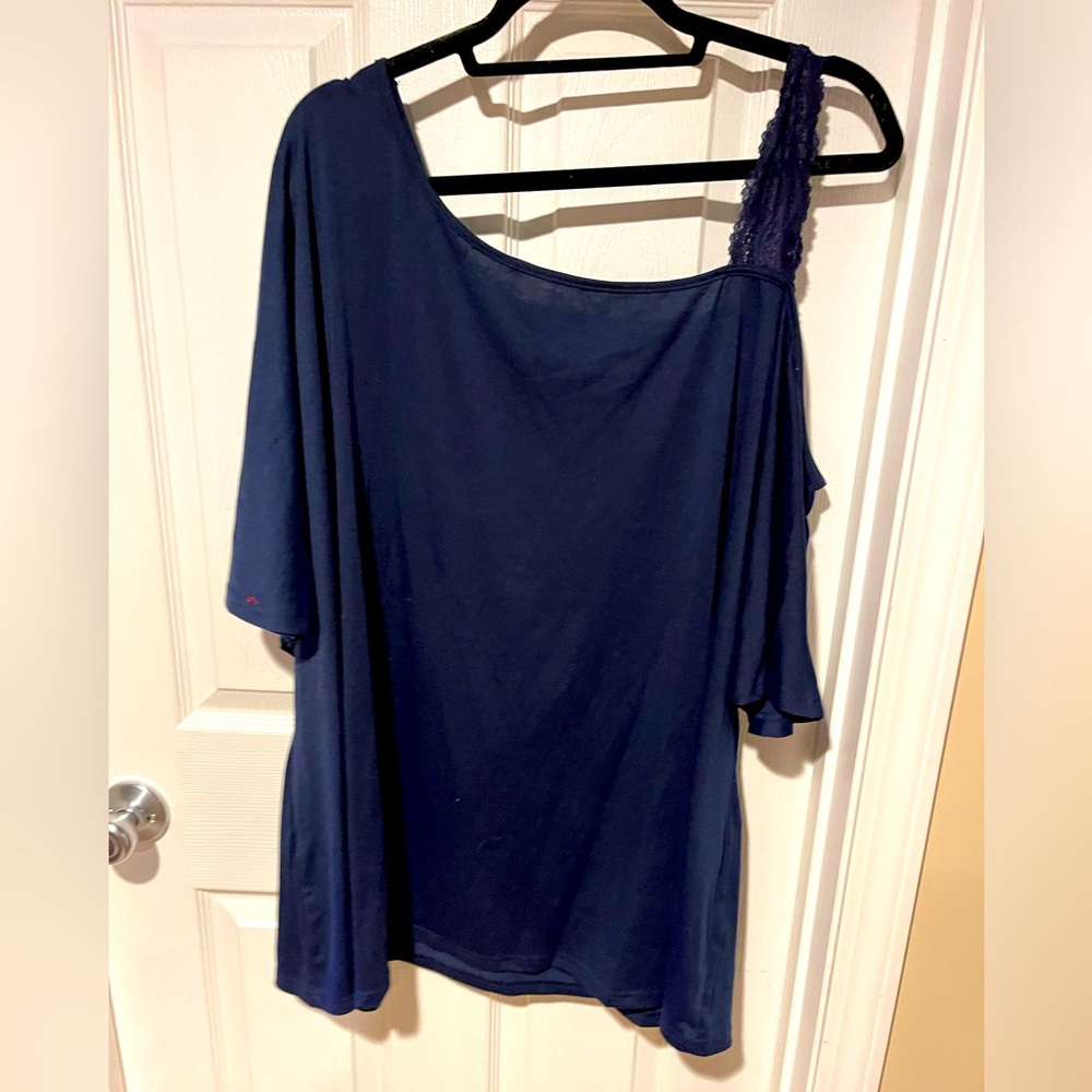 NWT BloomChic Navy Top sz 26(fits like 22/24)